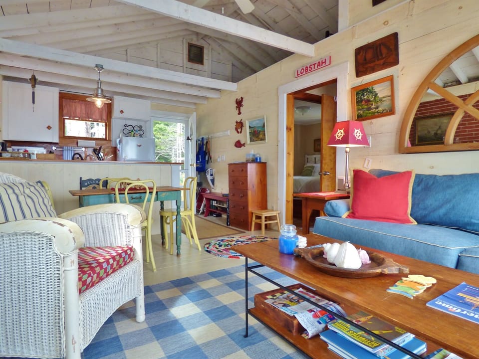 LobsterCliff Cottage - Main Living Area