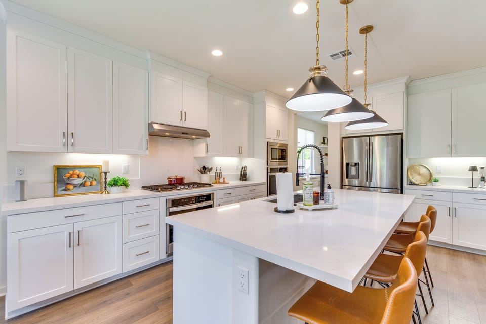 Kitchen | Cooking Basics | Stove | 2 Ovens | Island w/ Seating