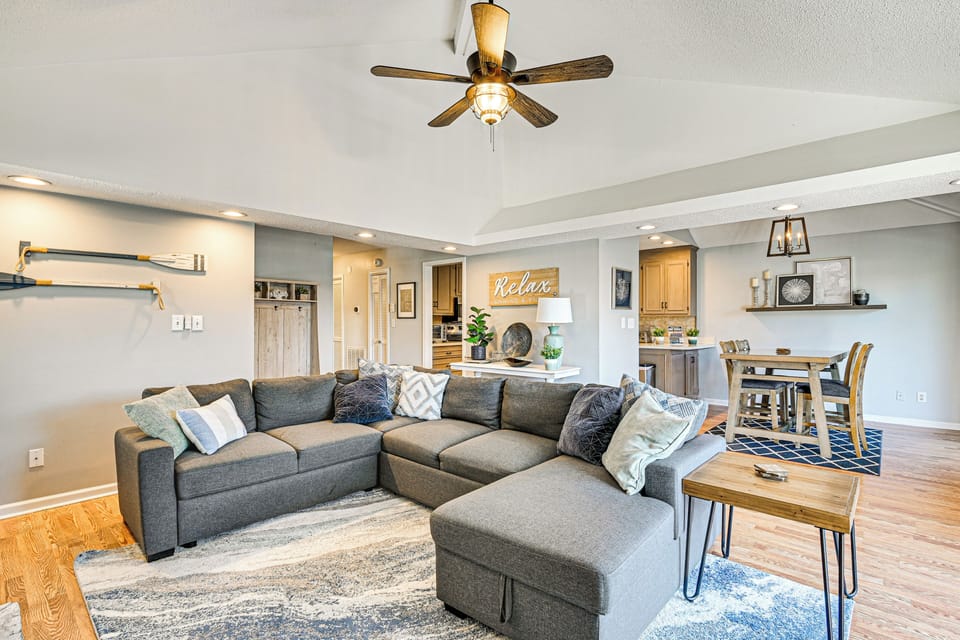 Living Room | Smart TV | Free WiFi | Central A/C & Heating
