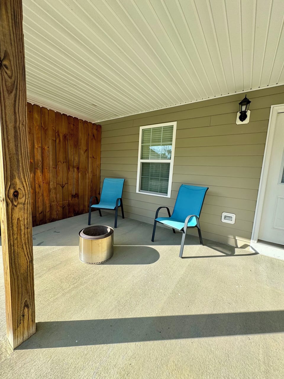 private back patio, with fire pit