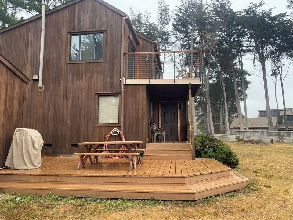 Side deck with BBQ, a fun spot for outside dinning, or to dry swim suits, sun.