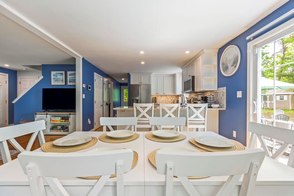 Dining table with seating for 6 guests.
