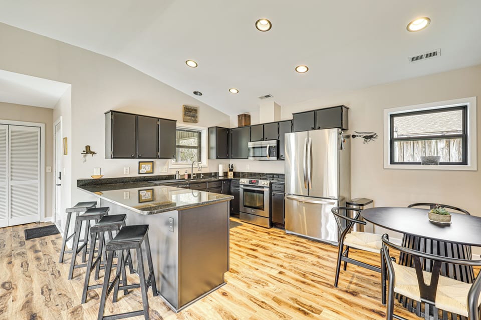 Kitchen | Breakfast Bar | Refrigerator