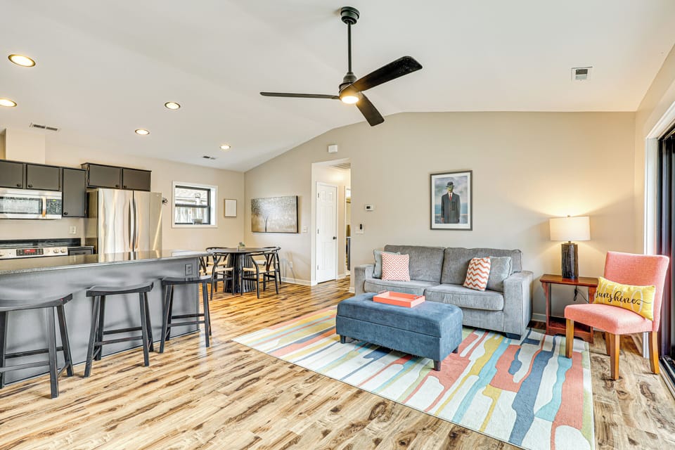 Living Room | Free WiFi | Central Heating & Air Conditioning