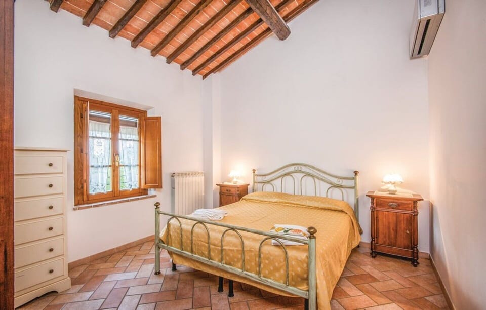 Bed, Furniture, Bedroom, Interior Design, Bed Sheet, Bedding, Ceiling, Flooring, Bed Frame, Linens