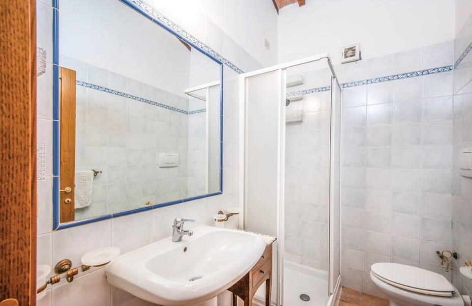 Wall, Flooring, Floor, Interior Design, Plumbing Fixture, Ceiling, Room, Bathroom, Bathroom Sink, Plumbing