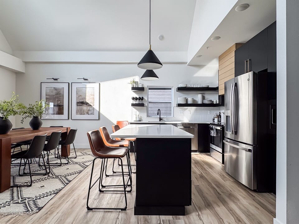 Open concept kitchen easily to serve to dining are or to converse