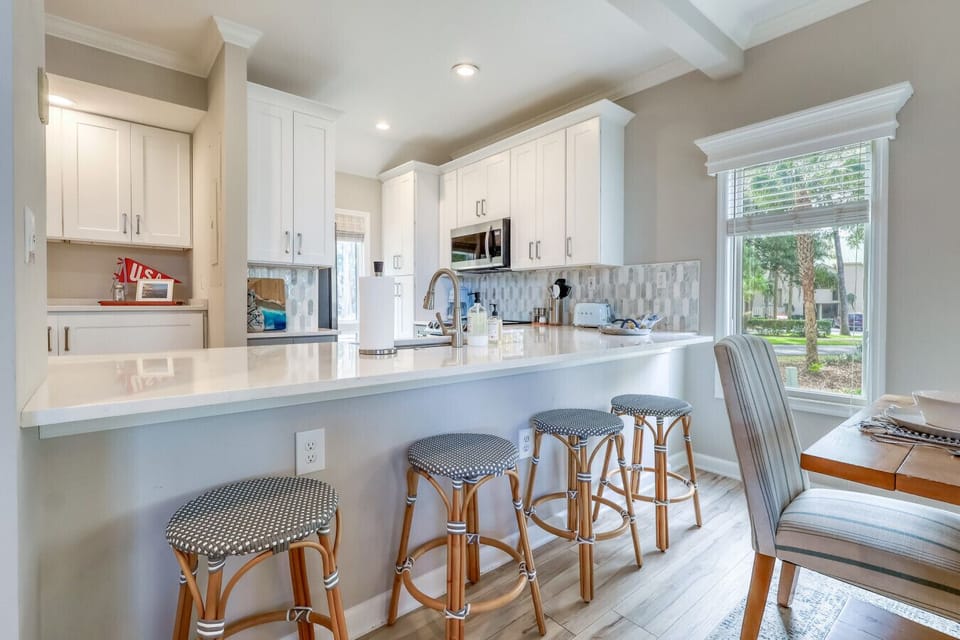 Breakfast Bar (Kitchen): Morning Conversations & Coastal Flavors