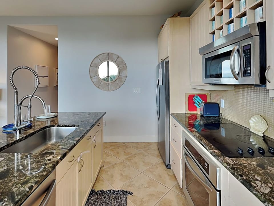 Full Kitchen - Stainless Appliances