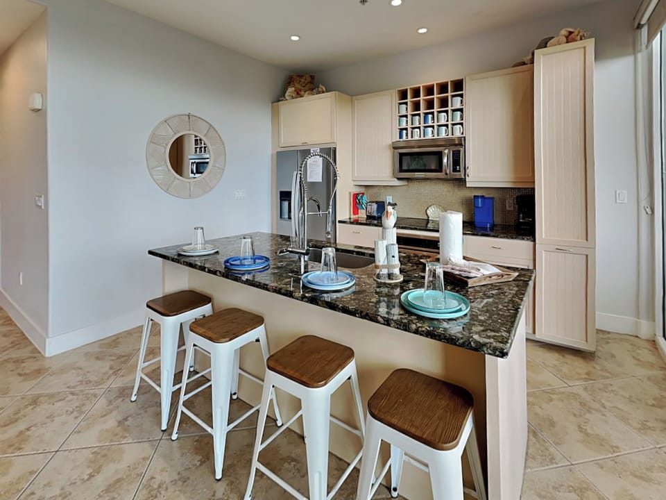 Full Kitchen - Countertop Seating For 4