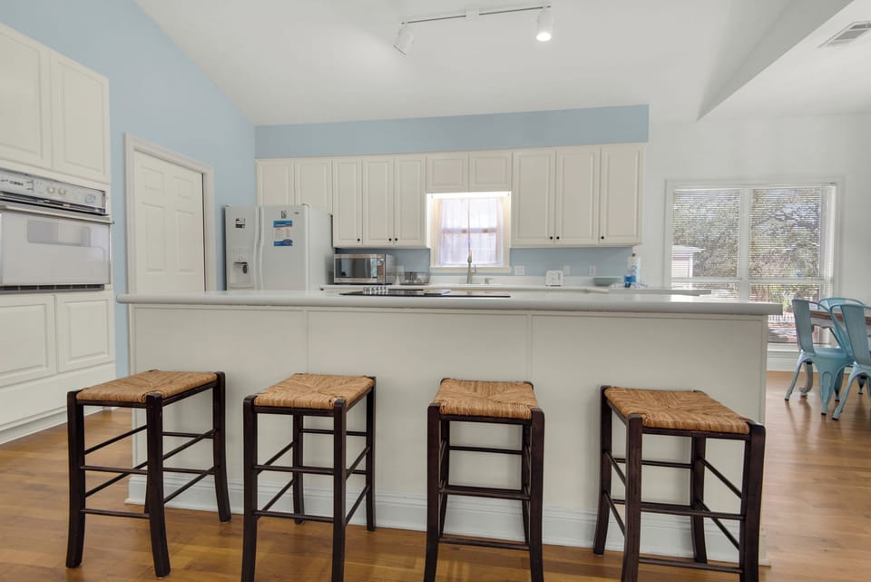 Eat-in bar seating