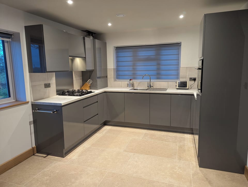 Fully fitted kitchen with gas hob, integrated dishwasher & fridge