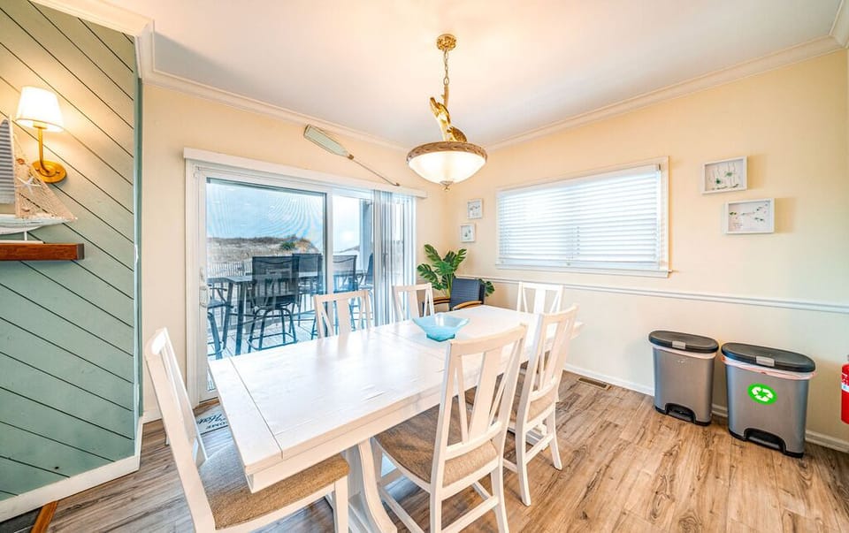 Dining table which can seat six
