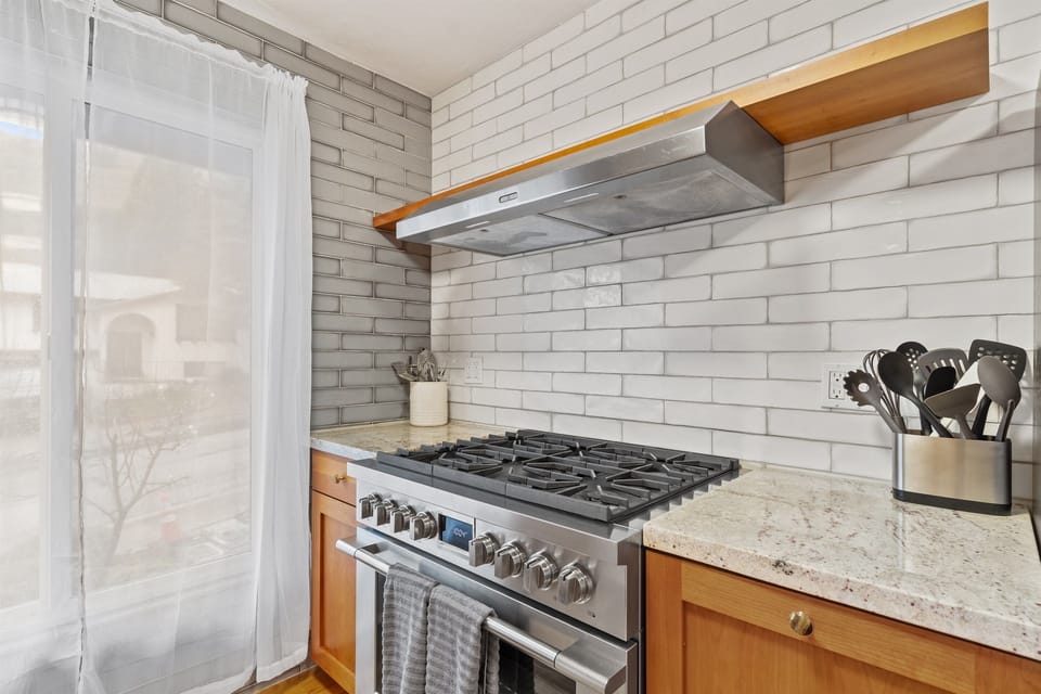 Fully equipped kitchen with high end appliances