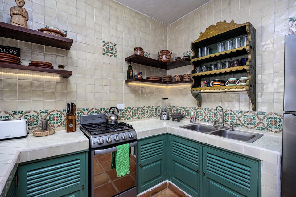 Clean, cozy kitchen with Mexican spirit. 🧑🏼‍🍳🇲🇽🌮