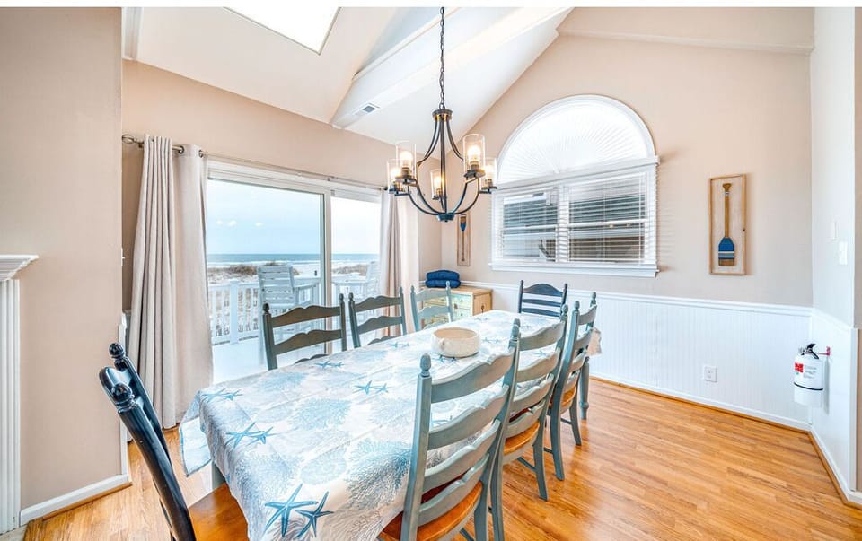 Dining table which can seat 8
