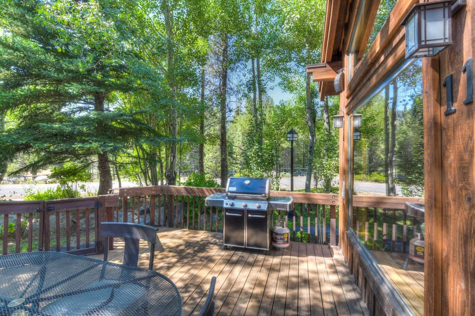 Gas BBQ and outdoor dining on deck