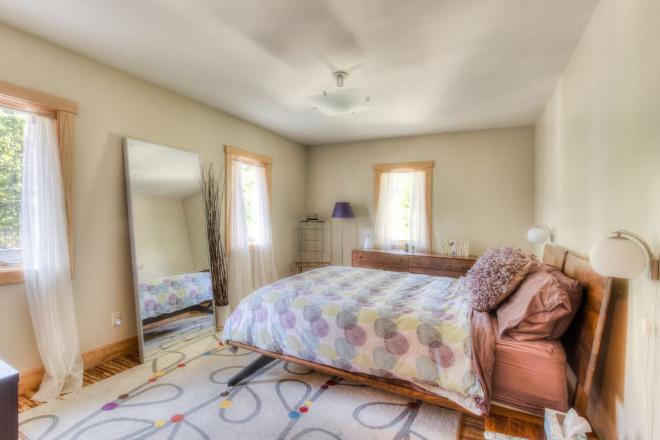 Bedroom 3: Queen bed