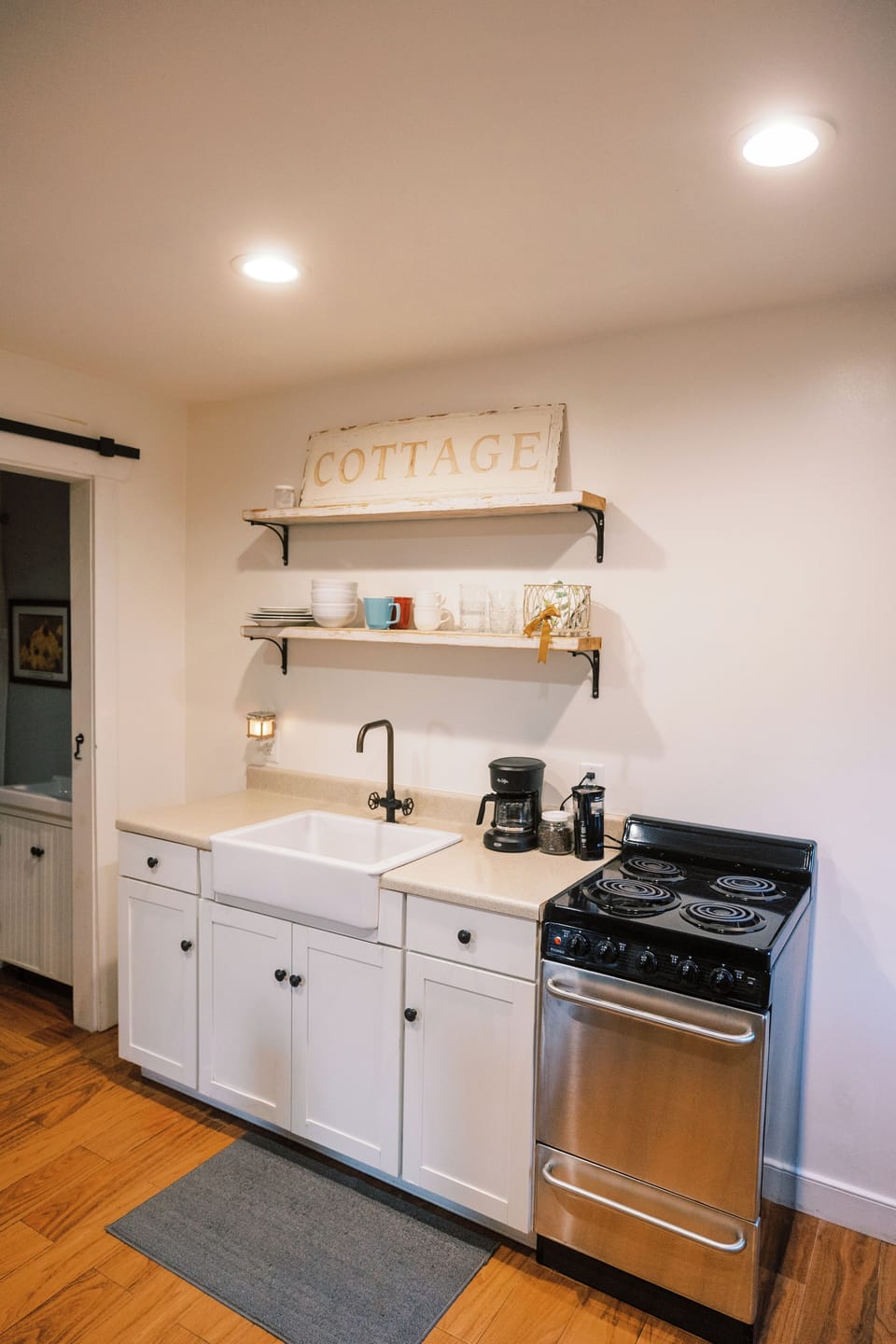 Kitchenette....perfect for cooking and heating up meals.