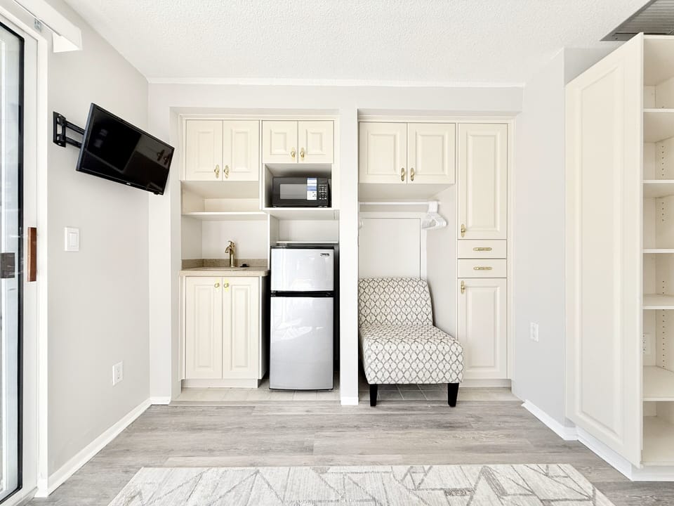 Bedroom2: King-size bed,TV,single sofa,mini fridge,microwave,ceiling fan,storage