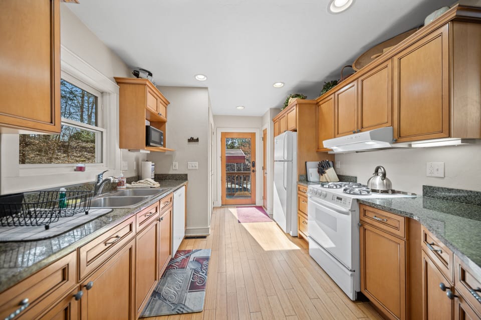 Bright, Spacious Kitchen