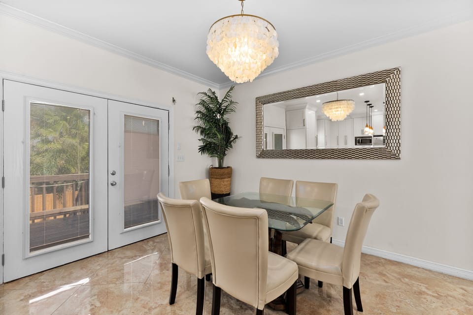 Dining Table for 6 guests!