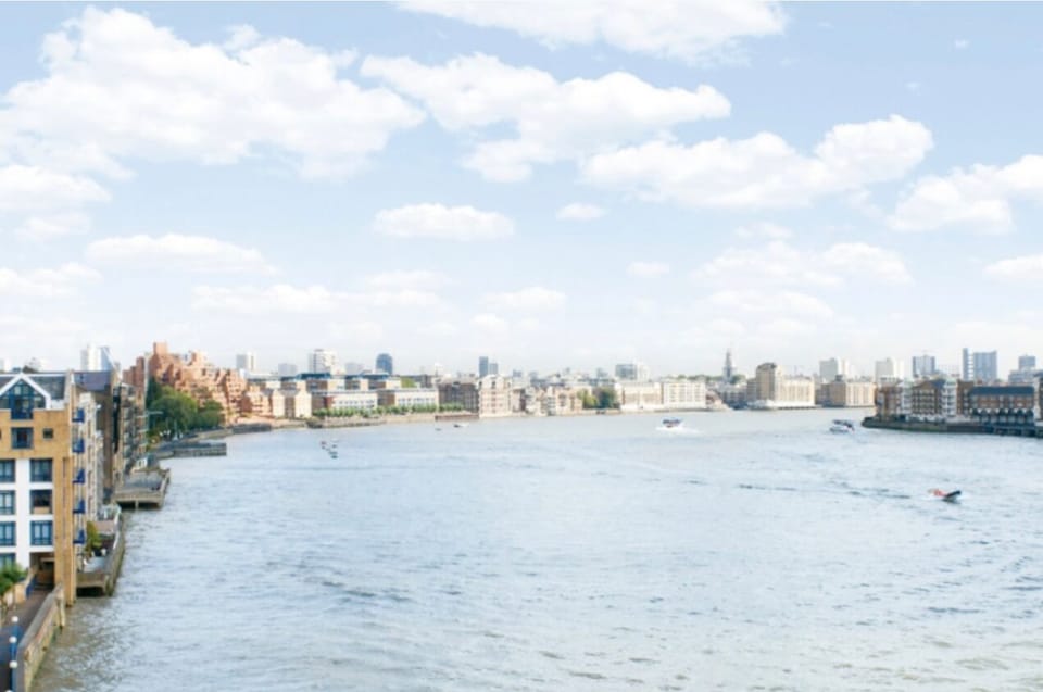5 minute walk to River Thames!