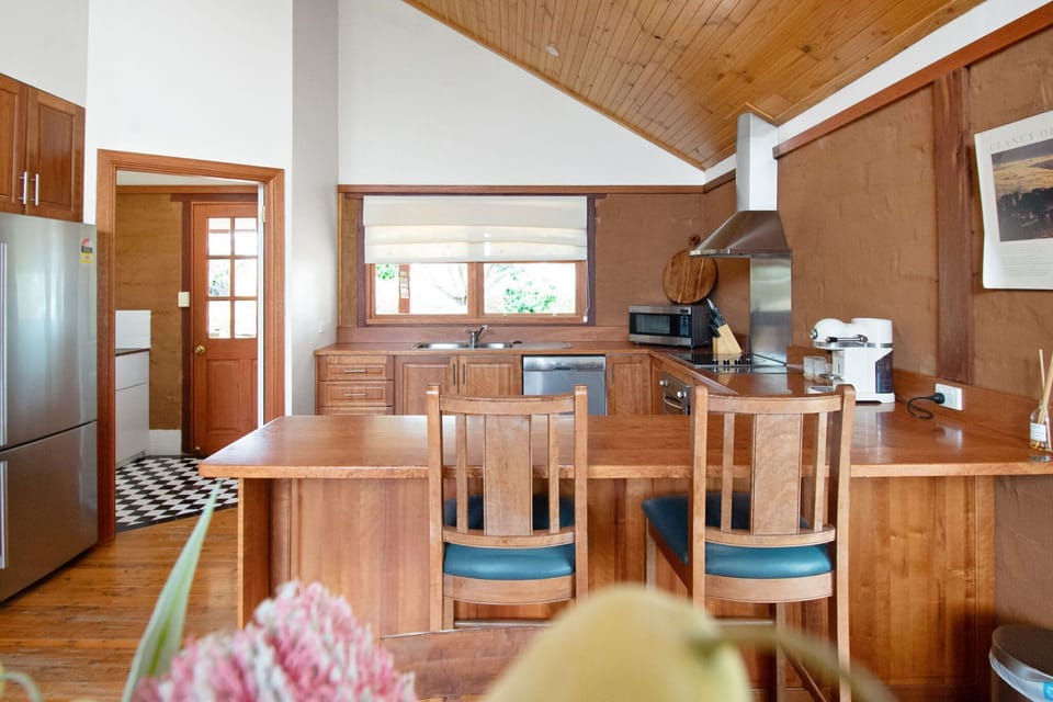 Kitchen + Nespresso Coffee Machine + Breakfast Bar/Stools