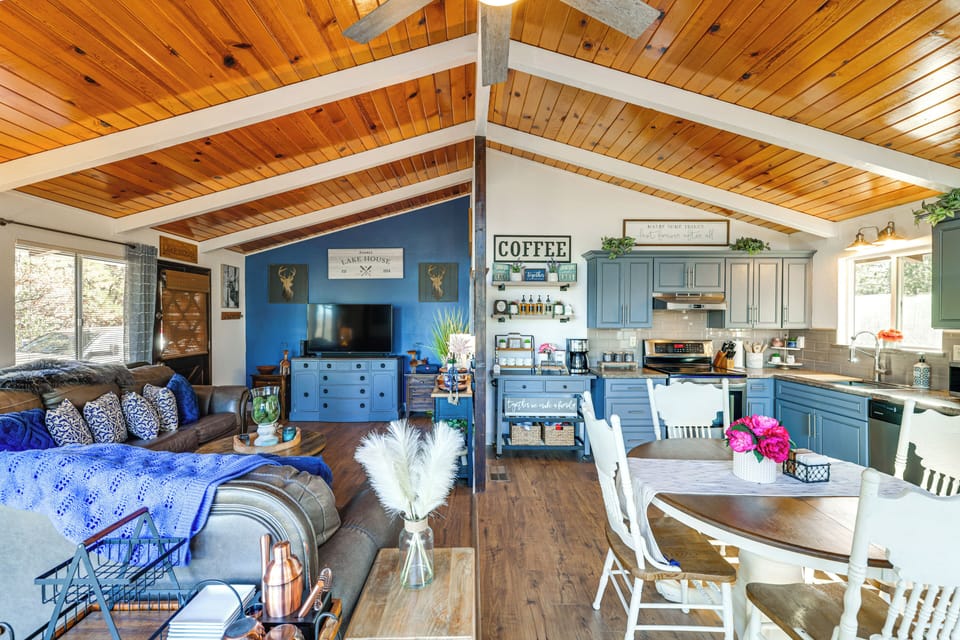 Living Room | 1st Floor | Smart TV | Central Heating & A/C | Free WiFi
