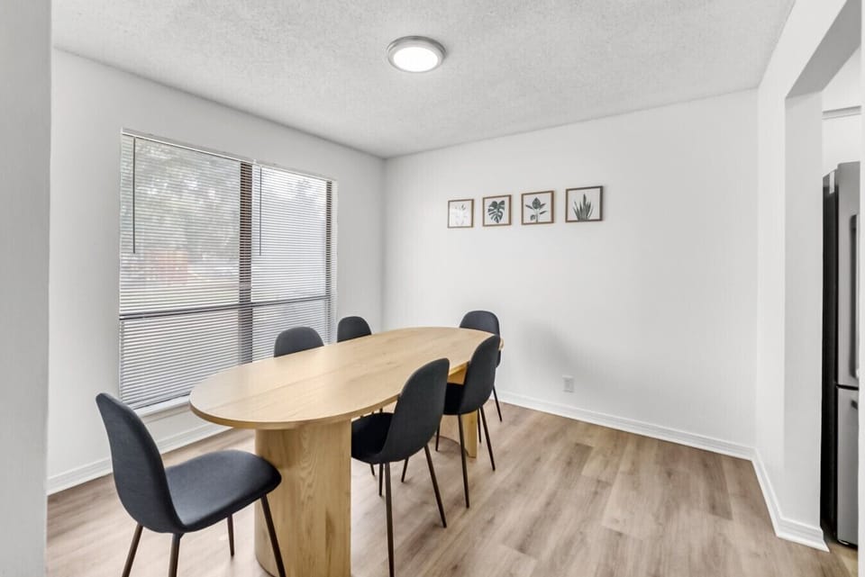 UnitBMagnoliaCirEDiningRoom1