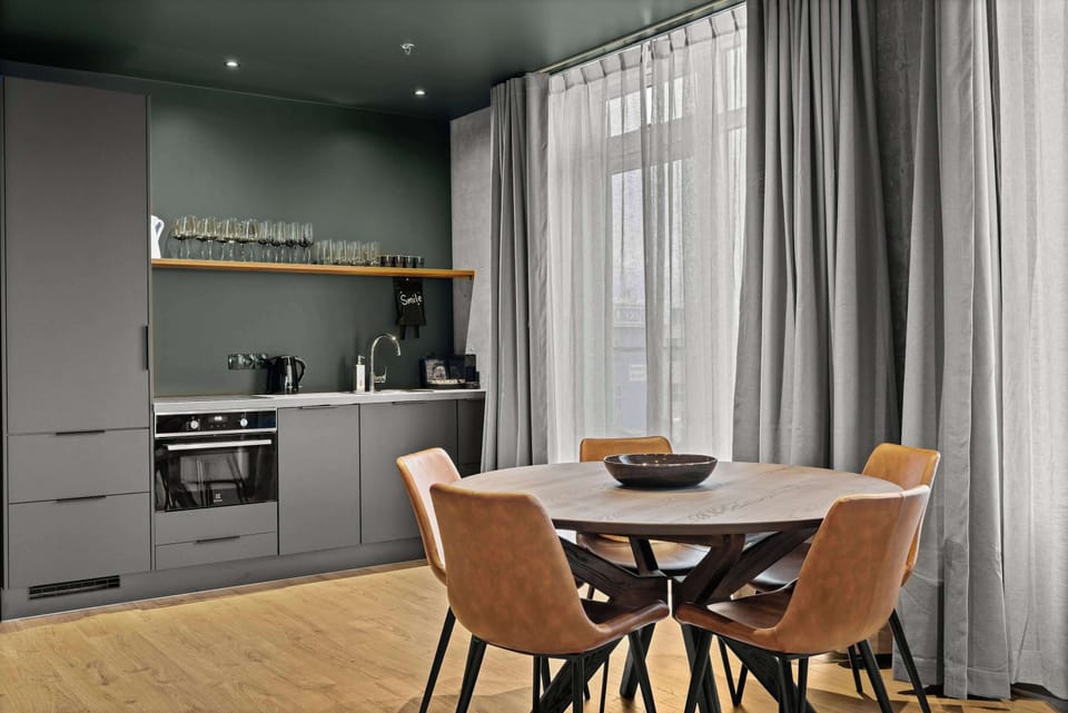 Dining & kitchenette