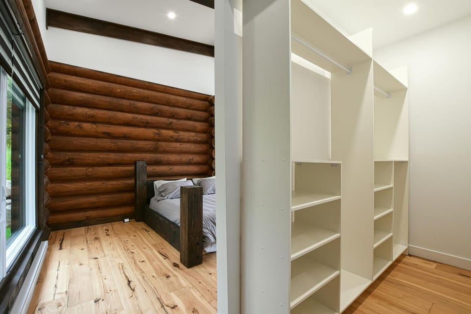 Garde-robe walk-in pour la chambre des maitres - Walk-in wardrobe for the master bedroom