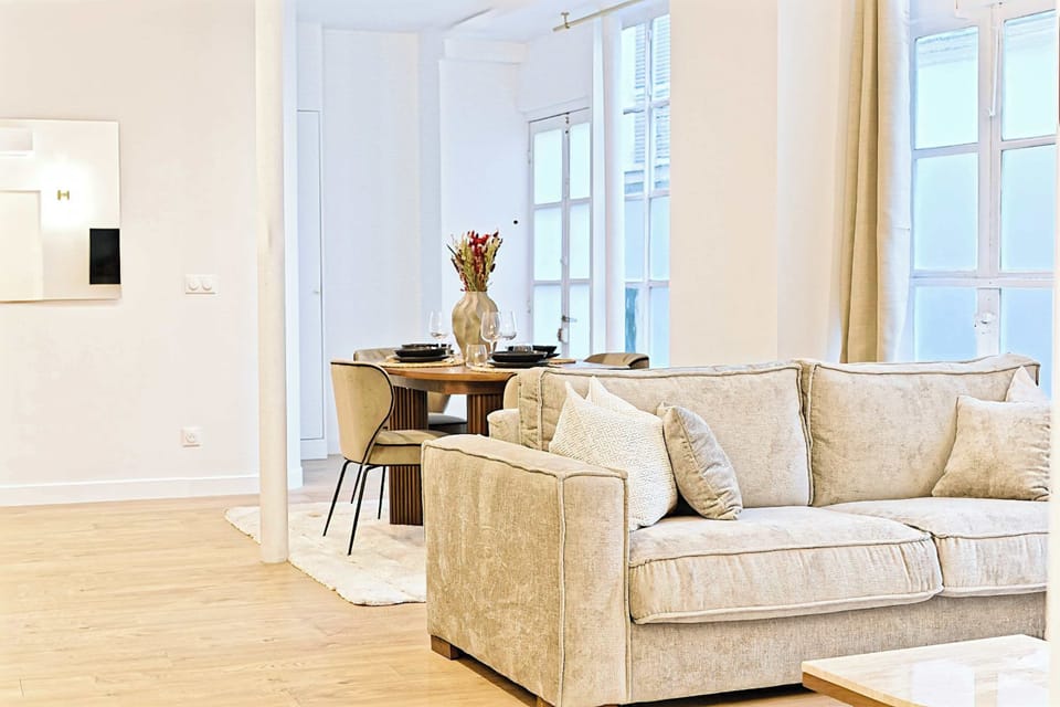 Grand séjour avec canapé-lit, table basse, smart TV, espace repas pour 6 personnes