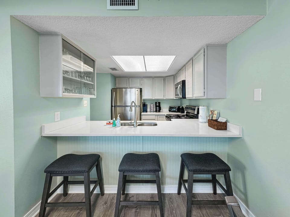 Enjoy coffee & quick bites at the kitchen counter