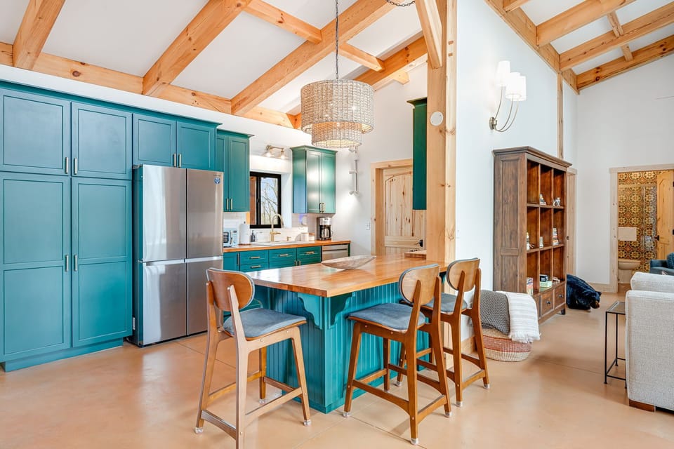 Fully Equipped Kitchen w/ Breakfast Bar Seating