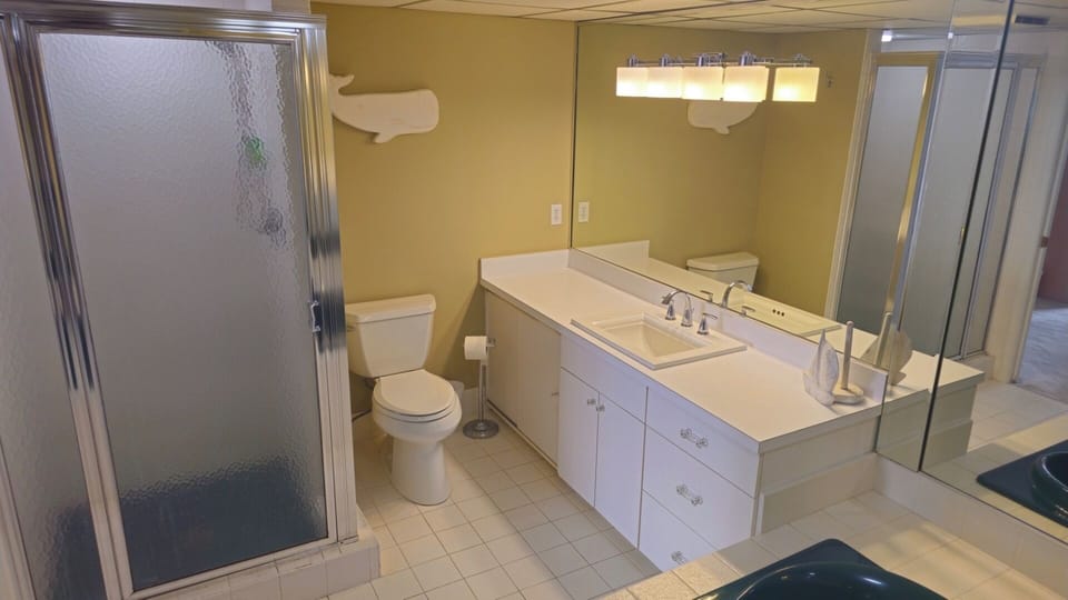 Primary bathroom.
Stall shower.
Tub is non functioning. Please do not try to use