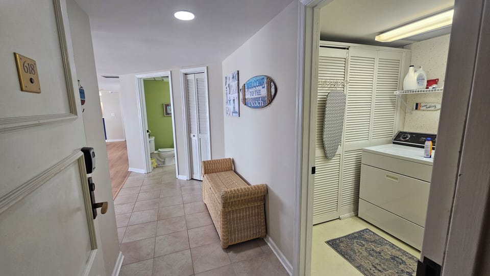 Welcome!
Entry way showing laundry & power room