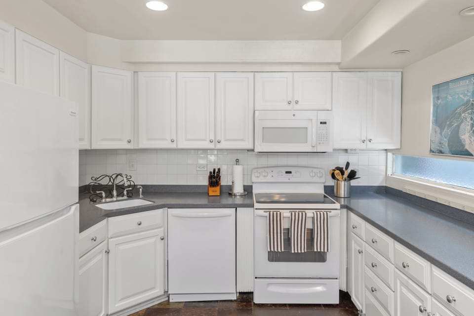 Kitchen - Telluride Lodge 337 - Vivid Vacation Rentals - Kitchen - Telluride Lodge 337 - Vivid Vacation Rentals