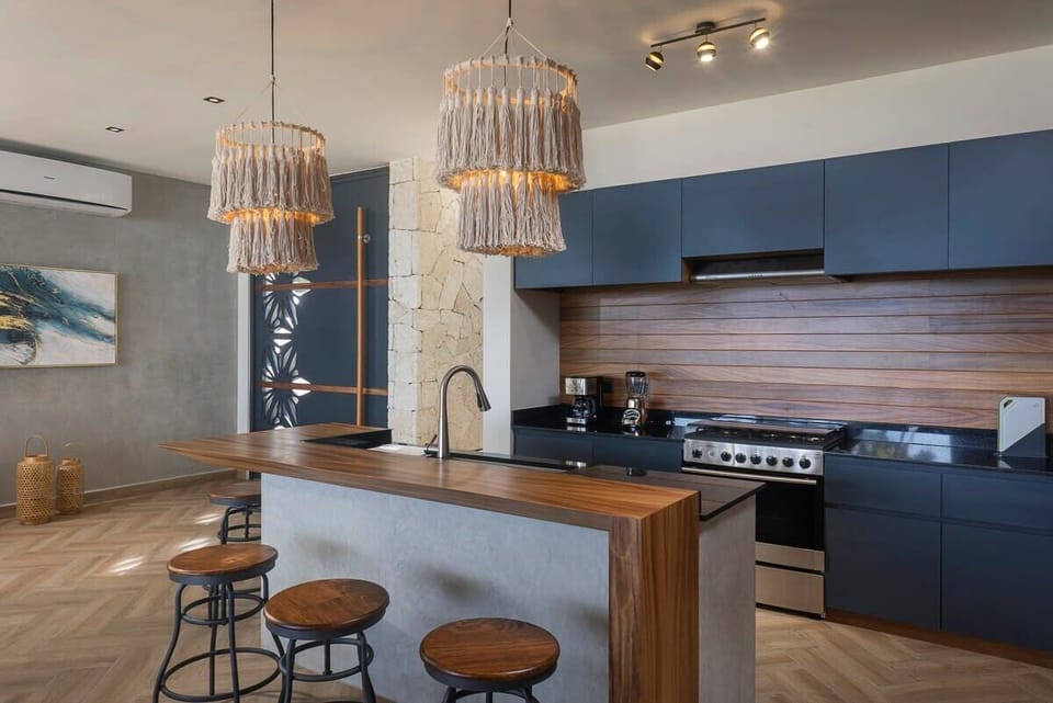 Modern and elegant fully equipped kitchen. Unique island located in the center with seating for four guests.
