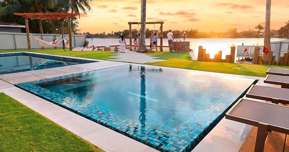 Deléitate con la máxima relajación con nuestro lujoso jacuzzi.