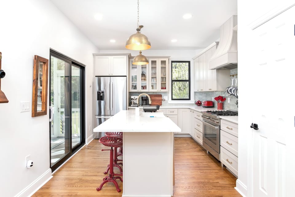 Chef’s kitchen with Bosch 8 Series, 6-burner gas stove, and quality cookware.