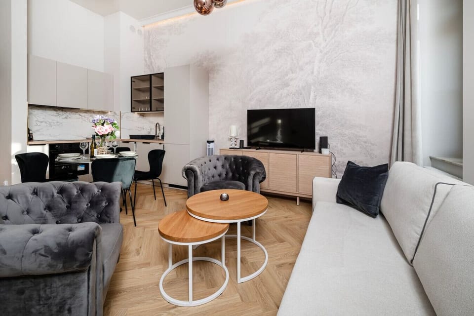 Main Living Area - Smart-TV for Your Entertainment | Book Now with RENTUJEMY.COM