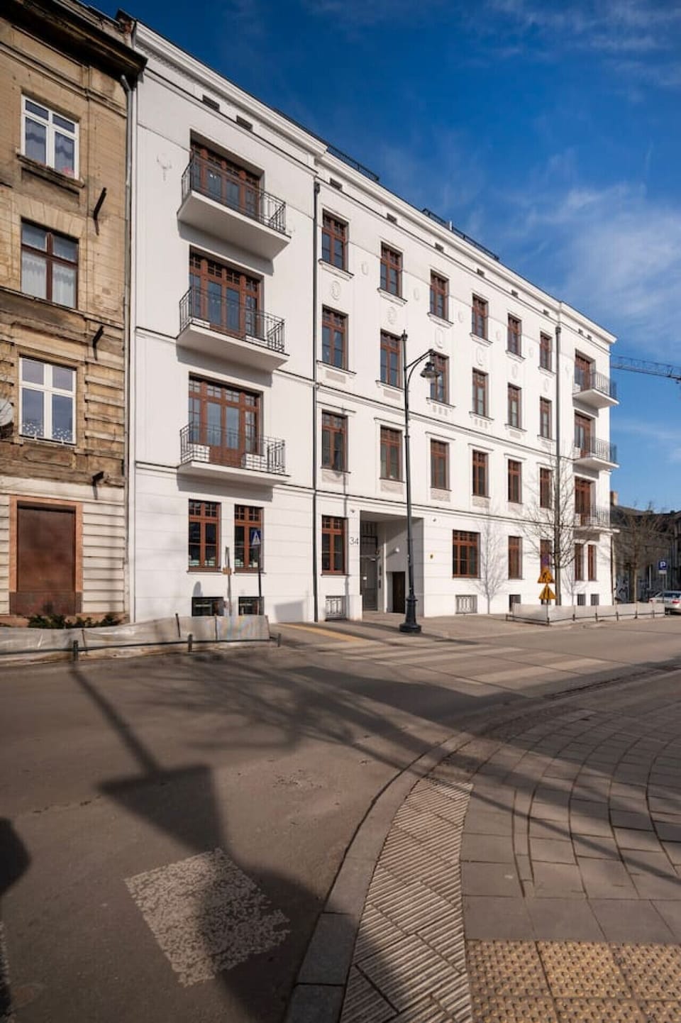 Building | Book Now with RENTUJEMY.COM