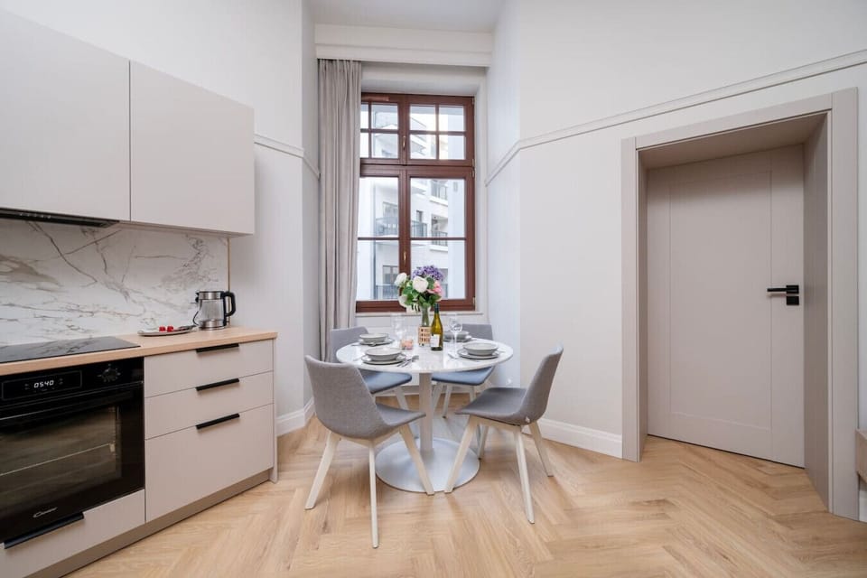 Dining Area | Book Now with RENTUJEMY.COM