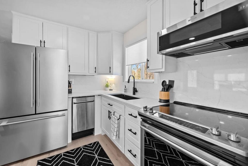 Modern Chalet kitchen, showcasing custom quartz countertops and new appliances that effortlessly blend style and function. With ample cabinetry for storage and an open layout, it’s a perfect space for culinary creativity and gatherings with family.