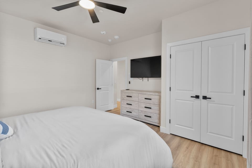 Bedroom with brand new king-sized bed (2)