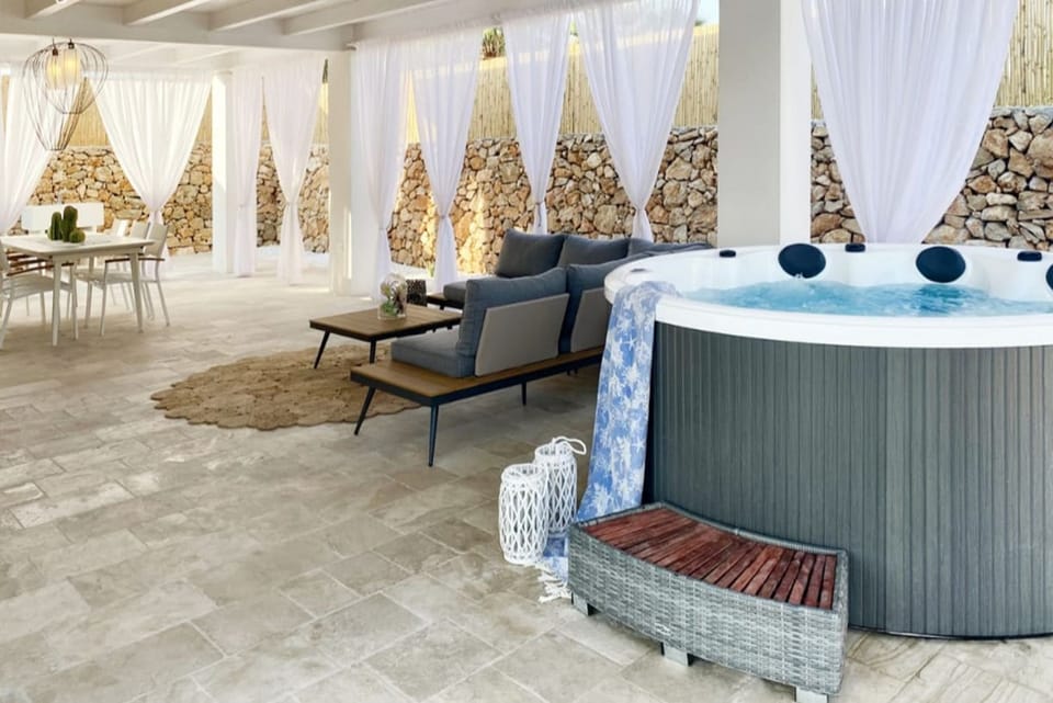 Indoor spa tub