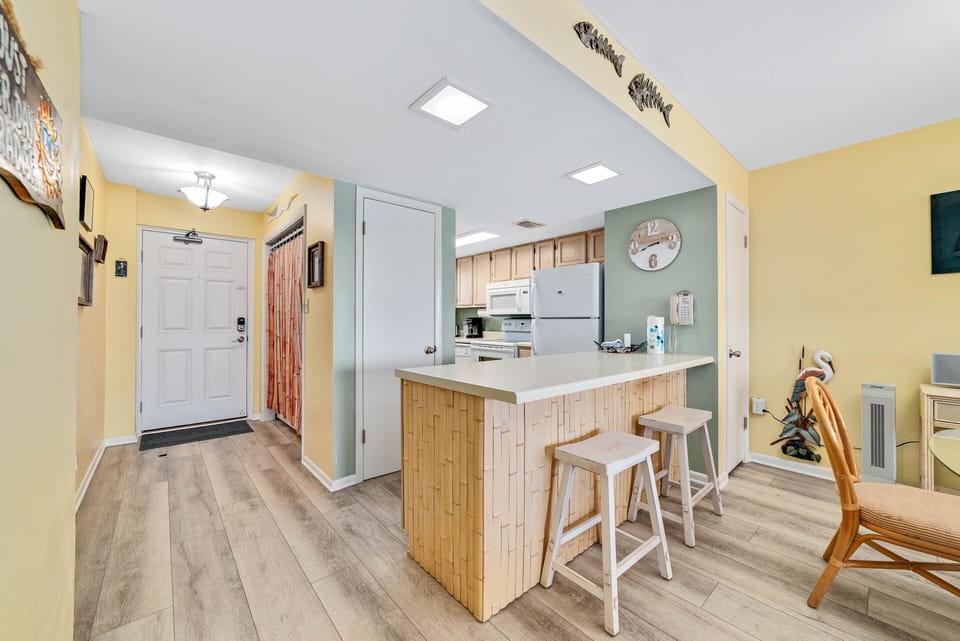 Breakfast bar and kitchen