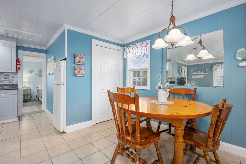 Dining area that seats 4