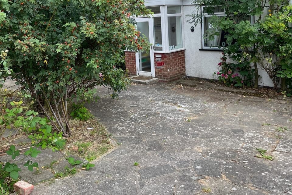 Entrance and driveway that can park two cars. 